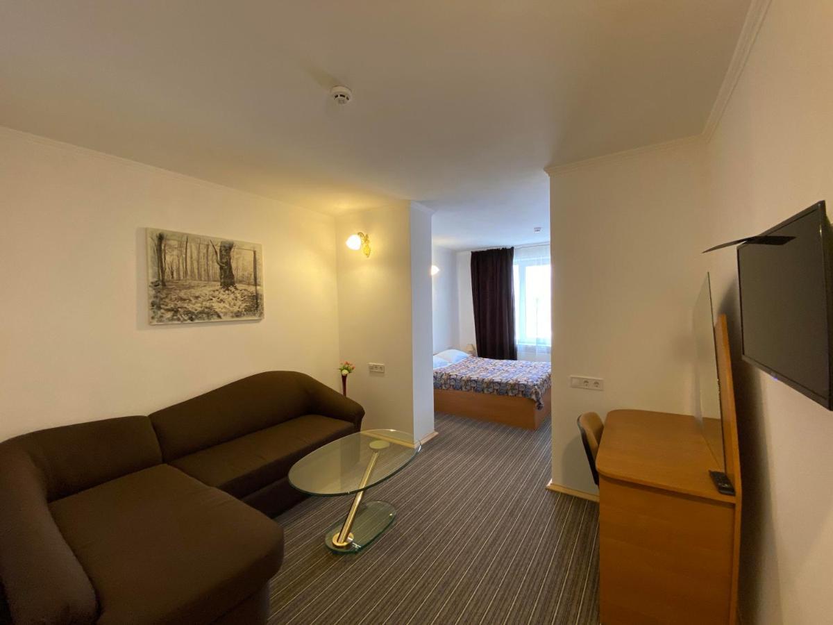 Autopark Hotel Lviv Exteriör bild